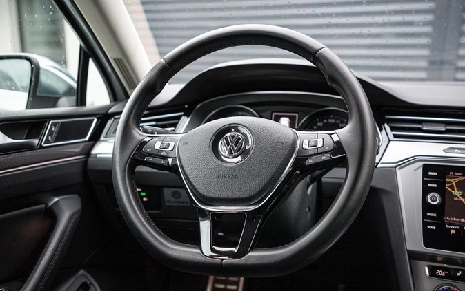 Volkswagen Passat cena 81900 przebieg: 191000, rok produkcji 2017 z Kowal małe 301